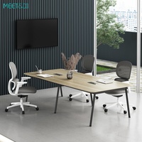 Table de conférence de bureau professionnelle au design moderne et épuré, mobilier durable pour réunions de personnel et de direction, idéale pour l'usage au bureau.