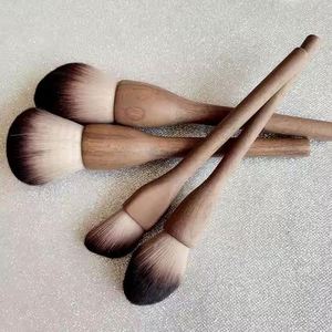 Ulikeke 1PC Brocha de Maquillaje Profesional de Alta Gama con Pelo Sintético, Mango de Madera de Nogal y Logotipo Personalizado para Colorete - Product Image 4
