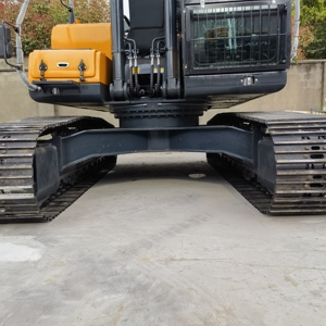 Pelle sur chenilles Hyundai 220LC-9S d'occasion de qualité supérieure comme une nouvelle pelleteuse Hyundai 220LC-9S avec moteur central et prix bon marché - Product Image 6