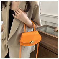 Sac à bandoulière croisé pour femme, nouveau design de niche, forme éventail, fermeture à rabat, doublure polyester, frais, élégant et polyvalent