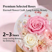Bouquet de roses éternelles sous cloche en verre, élégante composition florale avec gypsophile, coffret cadeau romantique pour la Saint-Valentin