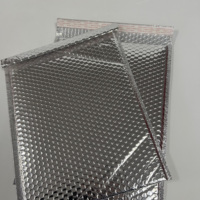 Enveloppes à bulles blanches personnalisées pour cosmétiques par QJBZ Packaging - Tailles variées pour usage promotionnel