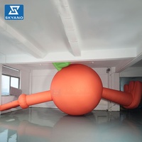 Modèle de dessin animé gonflable géant personnalisé en forme d'orange agitant les bras, personnage de fruit gonflable suspendu pour la publicité et la décoration de toit