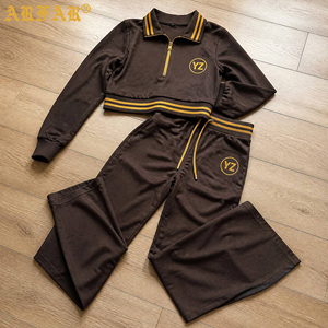 Set da Lounge Personalizzato per Donna, Giacca Polo con Zip e Finiture Dorate, Pantaloni a Costine, Tuta Sportiva in Due Pezzi - Product Image 3