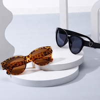 Lunettes de soleil de mode en gros pour hommes et femmes, lunettes de soleil œil de chat à grande monture, lunettes de soleil cœur d'amour