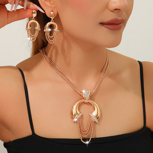 Parure Collier et Boucles d'Oreilles en Strass Doré Style Luxe Léger Européen et Américain, Chaîne à Pampilles Rétro Exagérée Tendance pour Robe de Mariée - Product Image 1