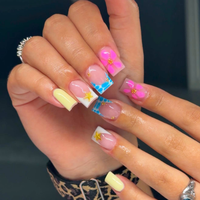Faux ongles en acrylique faits main, base nude, French manucure jaune, motif fil doré irrégulier, couverture complète, forme carrée, avec colle