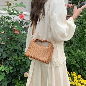 กระเป๋าสานฟางขนาดเล็ก สีน้ำตาลเบจ สะพายข้าง สำหรับใช้ในชีวิตประจำวัน ฤดูใบไม้ผลิ 2024 มีช่องซิป - Product Image 2