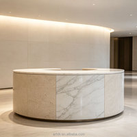 B166 Comptoir de réception d'hôtel en marbre blanc à niveaux, zone de rangement pratique pour bagages, bureau d'accueil commercial moderne, taille personnalisée