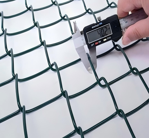 Clôture grillagée verte en PVC de 1,8 m, mailles de 3,5 mm, style Cyclone 50x50 mm, rouleau de 20 m pour mur de clôture d'hôtel ou de complexe hôtelier TZ - Product Image 1