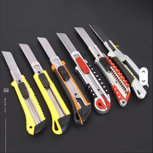 Cuchillo Retráctil de Alta Calidad con Hoja de Acero Desmontable WKC-K-1, Diseño Retráctil, Fácil de Guardar y Usar Snap-O - Product Image 2