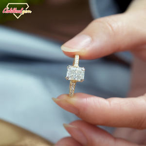 Bagues de fiançailles de luxe personnalisées en or jaune 18 carats, taille radiant, 2 carats, moissanite certifiée GRA, pour mariage et fête - Product Image 5