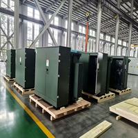 Transformateur de distribution extérieur de type boîtier, rempli d'huile, style américain, monté sur socle vert, 13,8 kV 480Y/277 V 60 Hz