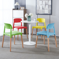 Chaise de salle à manger en plastique avec dossier épaissi, design minimaliste de style nordique moderne pour la maison et la restauration