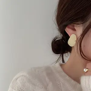 트렌디한 귀걸이 2023 금속 조각 얇은 드롭 스터드 귀걸이 실버 골드 도금 여성용