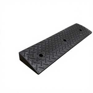 Rampe de voiture en caoutchouc plastique sans obstacle triangulaire Modèle de marche à domicile 03265 Fabriqué à Taizhou - Product Image 1
