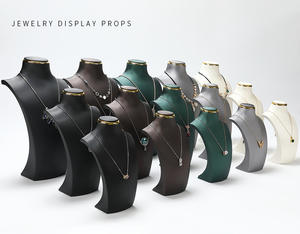 حامل عرض مجوهرات فاخر على شكل تمثال نصفي بسلسلة طويلة وقلادة معدنية ذهبية من الجلد الصناعي PU، متوفر للبيع بالجملة باللونين الأسود والأبيض - Product Image 6