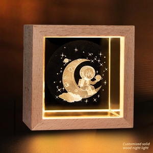 Lampada Notturna in Cristallo LED 3D Incisa con Cornice Quadrata in Legno - Product Image 3
