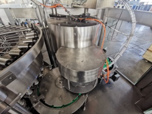 Máquina Automática de Llenado de Bebidas de 200 <span class=keywords><strong>Bpm</strong></span> con Botellas de Plástico, Motor Eléctrico, Control Digital y Funciones de Ahorro de Energía - Product Image 4