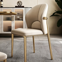 Chaise de salle à manger en cuir beige de luxe léger avec pieds en acier inoxydable, chaise à dossier minimaliste moderne pour restaurant et maison