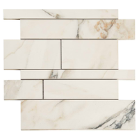 Mosaïque linéaire moderne en marbre Calacatta Gold avec rayures aléatoires, pierre naturelle pour les murs intérieurs d'hôtels