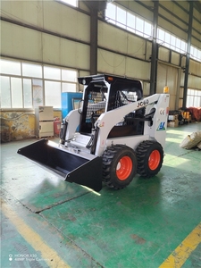 Minicargadora Compacta con Radio de Giro Reducido para Construcción, Paisajismo y Agricultura, con Accesorios Intercambiables y Motor Central - Product Image 6