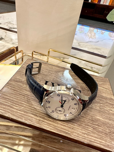 Reloj automático para hombre con esfera color crema, indicador de reserva de energía y correa de cuero azul para uso formal e informal - Product Image 6