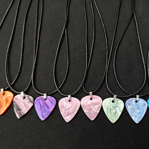 Collier pendentif plectre de <span class=keywords><strong>guitare</strong></span> personnalisé avec logo, plectre en résine lumineuse et perle, cordon en cuir, boîte de présentation flottante 3D, direct usine - Product Image 1