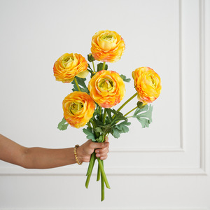 Fleurs artificielles en soie de ranunculus, faites à la main, pour la décoration intérieure et les accessoires de mariage - Product Image 3