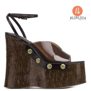 2024 женская обувь на платформе с пряжками женские прозрачные туфли-лодочки из ПВХ на высокой танкетке Босоножки под платье с металлическими заклепками - Product Image 3