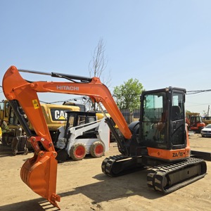 Excavadora HITACHI ZX55U Usada, Miniexcavadora de 5 Toneladas (5T) con Radio de Giro Pequeño y Confort para el Operador, Ideal para Jardinería - Product Image 2