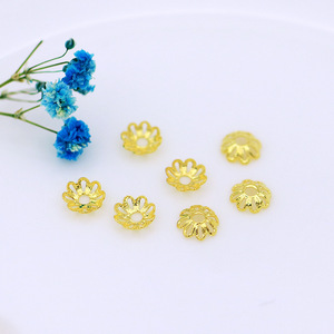 Cuentas de cobre chapadas en oro con forma de flor hueca, tamaño pequeño, para la fabricación de joyas, accesorios para pulseras DIY C18 - Product Image 4