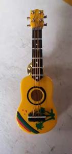 Broche personnalisée en gros 2024, divers modèles de broches en forme de guitare et de violon, accessoires de mode, broche en bois, artisanat en bois - Product Image 4