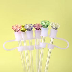 Nuevo Cubrepolvo de Plástico Personalizado con Diamantes 3D Brillantes de 10mm para Vasos y Accesorios de Bar - Product Image 1