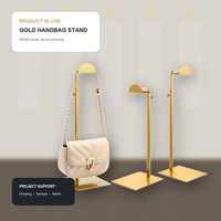 Expositor de Bolsos de Mano Personalizado en Dorado con Base Metálica de Altura Ajustable para Joyería, Boutique y Mostrador de Venta