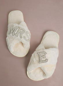 ¡Novedad de 2025! Zapatillas de felpa cruzadas con letras de perlas, bonitas zapatillas cálidas de felpa para mujer, Zapatillas de algodón para el hogar para interiores de invierno, estilo Ins - Product Image 6