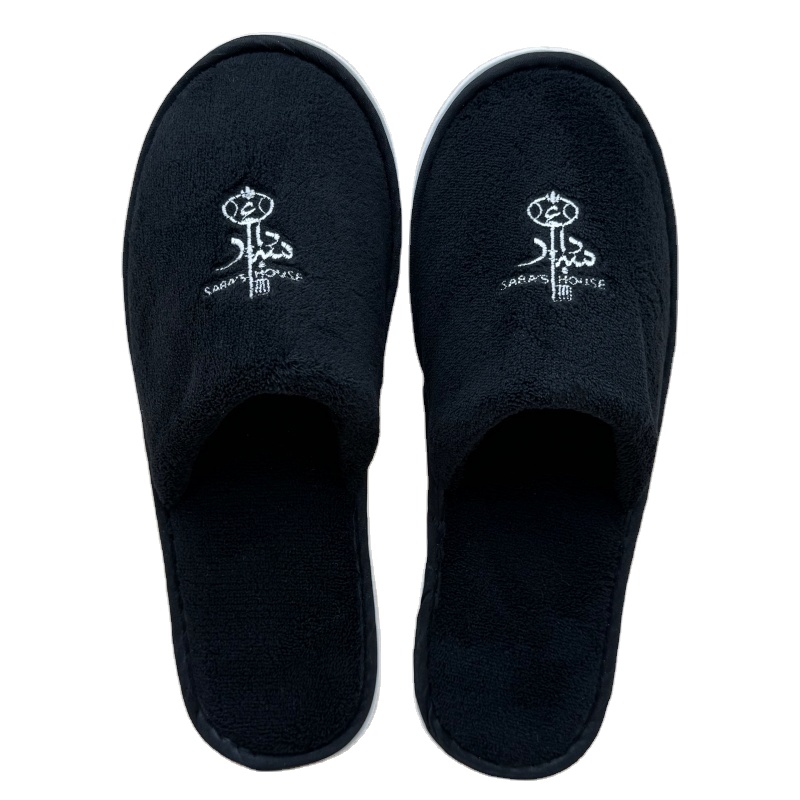 Oem Borduurlogo Groothandel Wegwerp Zwart Koraal Fleece Logeerkamer Slippers Voor Reis Spa Eva Enige Hotel Slippers