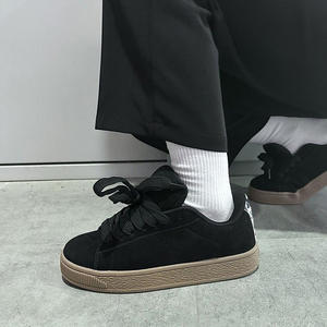 รองเท้าผ้าใบสีดำสไตล์ฮ่องกงแบบดั้งเดิมสำหรับผู้ชาย รองเท้าผูกเชือกเดินสบายๆ รุ่นใหม่ประจำฤดูใบไม้ผลิปี 2025 เหมาะสำหรับนักเรียน ใส่เล่นกีฬาและลำลอง - Product Image 6