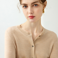 Feingestrickter Damen-Cardigan aus feiner Merinowolle und Baumwolle in Grau, elegant, klassisch, dünn, lässig, Rundhalsausschnitt, schmal geschnitten, bequem.