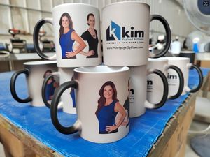 Logotipo personalizado Rojo Negro Azul en blanco cerámica café sublimación cambio de color taza mágica - Product Image 3