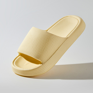 Claquettes compensées pour femmes en EVA ultra-douces avec texture diamantée, semelle épaisse absorbant les chocs et imperméables - Product Image 4