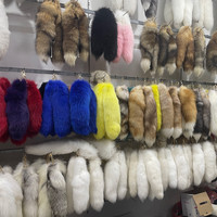 Porte-clés queue de renard arc-en-ciel de haute qualité pour femmes, vente en gros du fabricant, accessoire de vêtement pour adulte, queue de renard arc-en-ciel moelleuse de 40 cm