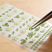 Autocollants de strass floraux verts auto-adhésifs pour le visage, durables et amovibles, tatouages temporaires pour l'art corporel et les ongles, idéaux pour les festivals