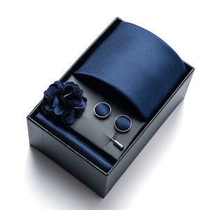 Fornitura Diretta dalla Fabbrica: Cravatta in Poliestere da Uomo con Fazzoletto Quadrato, Gemelli e Spilla, in Confezione <span class=keywords><strong>Regalo</strong></span>, Accessori per Matrimonio e per la Nuova Moglie - Product Image 6