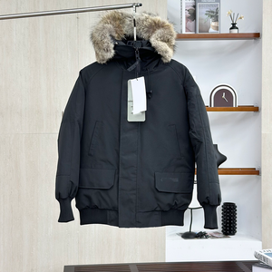 جاكيت جلد أسود بتصميم منحوت على الطراز الأمريكي القديم، مع غطاء للرأس وياقة من الفرو، سميك ودافئ للرجال في فصل الشتاء - Product Image 3