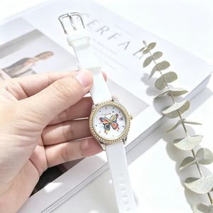 Reloj de Mujer con Diseño Inspirado en la Naturaleza, Correa de Silicona Naranja Vibrante, Cambio Rápido sin Herramientas, Reloj de Moda para el Verano Europeo - Product Image 3