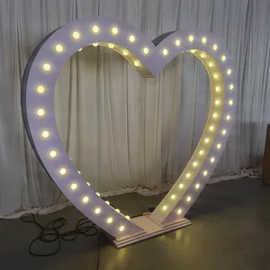ホット販売ゴールデンPVCアクリルハート型LED結婚式の装飾背景センターピースアーチゴールデン装飾背景フレーム