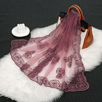 Châle de tête musulman rétro en polyester à dentelle ajourée, écharpe décorative de protection solaire pour les vacances, maille brodée de roses, style luxe léger