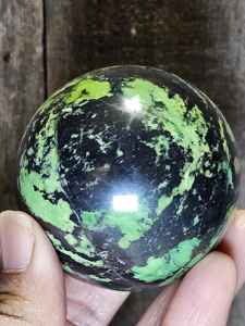 Sphère d'<span class=keywords><strong>Opale</strong></span> Verte Foncée Naturelle <span class=keywords><strong>de</strong></span> <span class=keywords><strong>Madagascar</strong></span>, Pierre <span class=keywords><strong>de</strong></span> Guérison et <span class=keywords><strong>Opale</strong></span> Verte pour la Maison, <span class=keywords><strong>Opale</strong></span> Verte dans une Sphère d'Hématite - Product Image 1