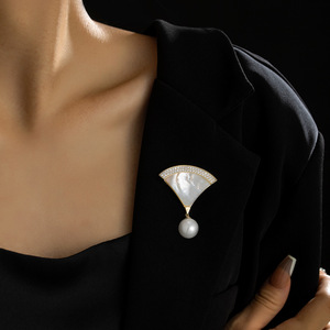 Fashionable Fan Shape Seashell Brooch With Pearl Drop Gold Tone Women's Formal Lapel Pin Zinc Alloy Jewelry Accessory - Product Image 4